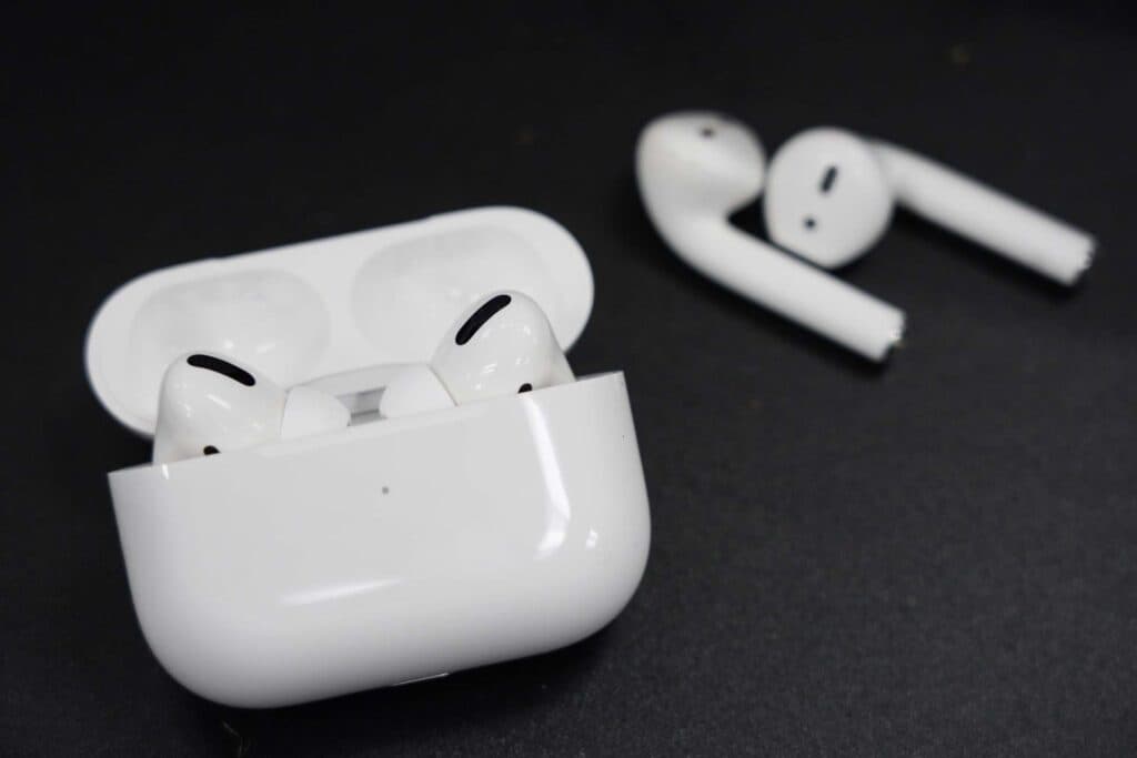 Noise-Cancelling-Kopfhörer im Büro für ruhiges Arbeiten