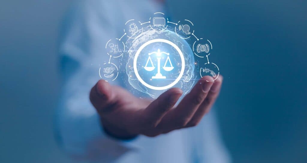 Hand mit leuchtendem Waagensymbol, umgeben von Icons zu Daten, Sicherheit und Technologie