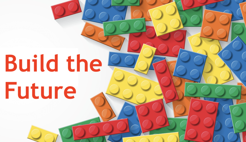 Schriftzug „Build the Future“ neben bunten, verstreuten Spielbausteinen