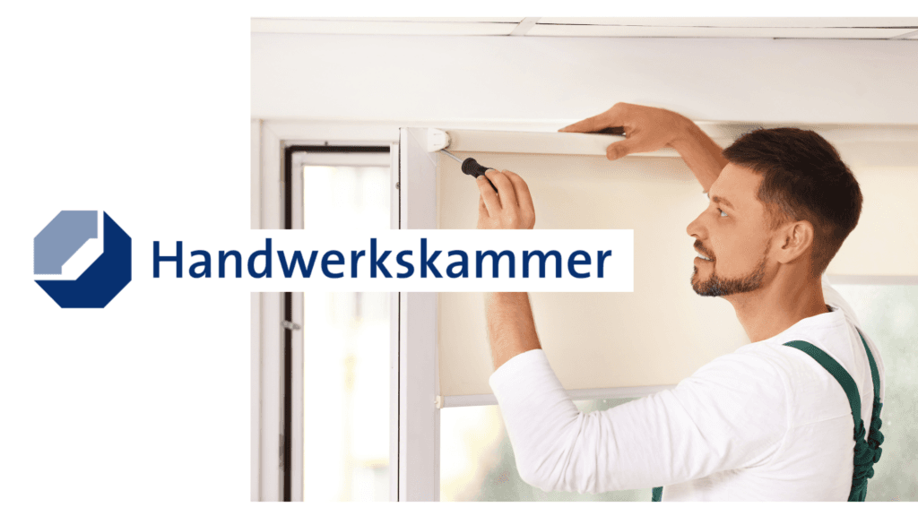 Logo der Handwerkskammer neben einem Handwerker, der ein Rollo am Fenster montiert